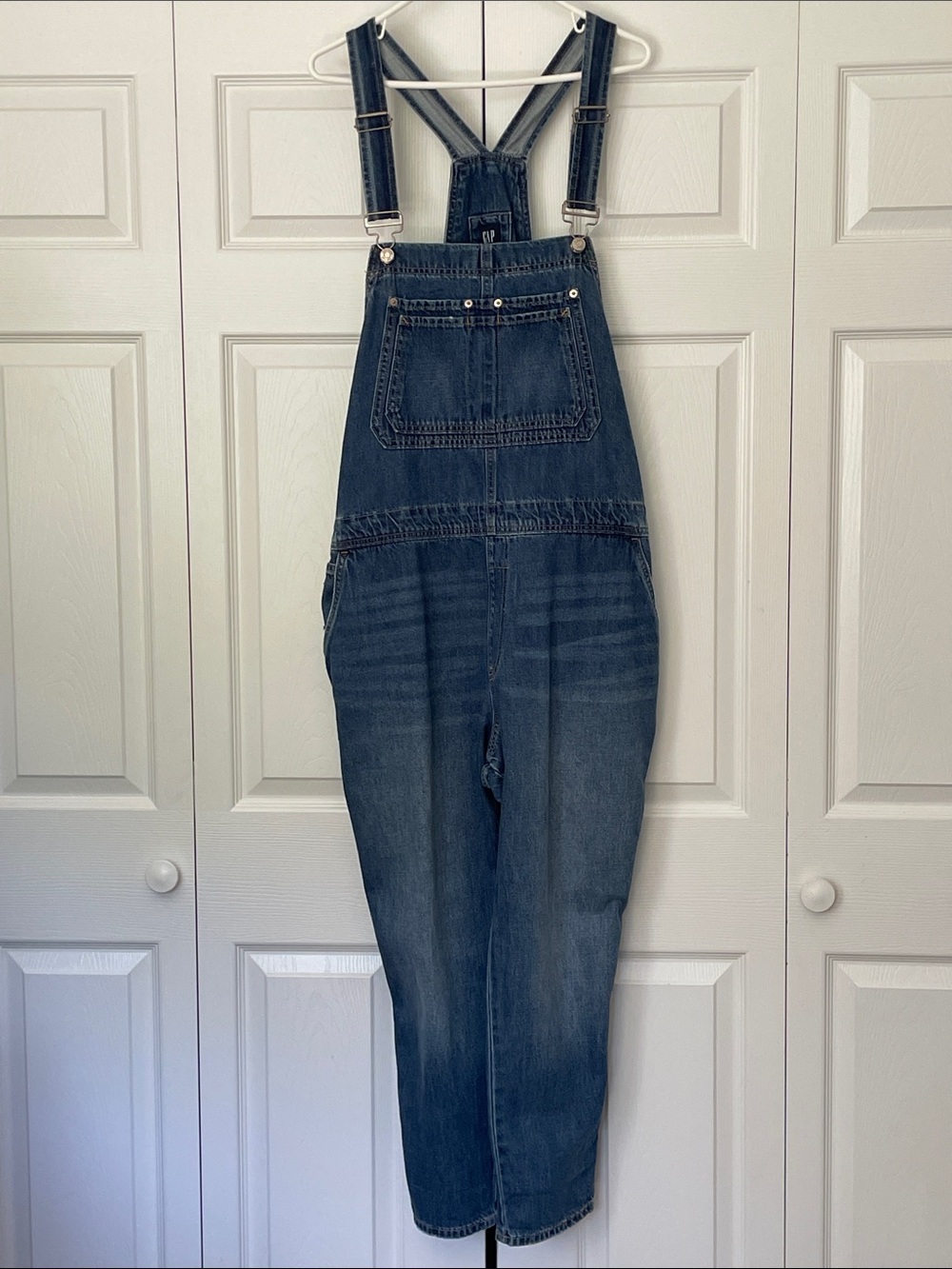 EUC Gap women’s overalls. Size XL. Medium wash. Whiskers at hip. Super cute